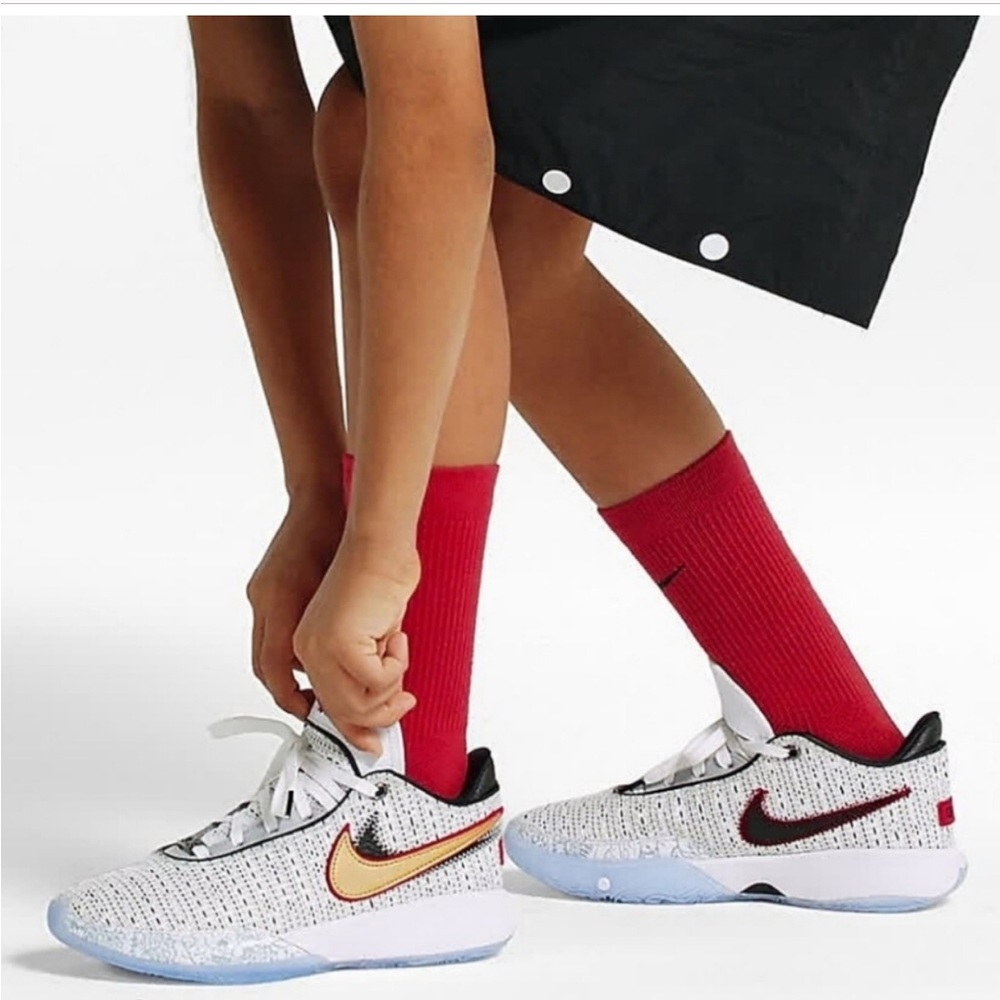 Nike LeBron XX Big Kids' Shoes White-Metallic Gold-Black
Lebron XX Pink Diamond